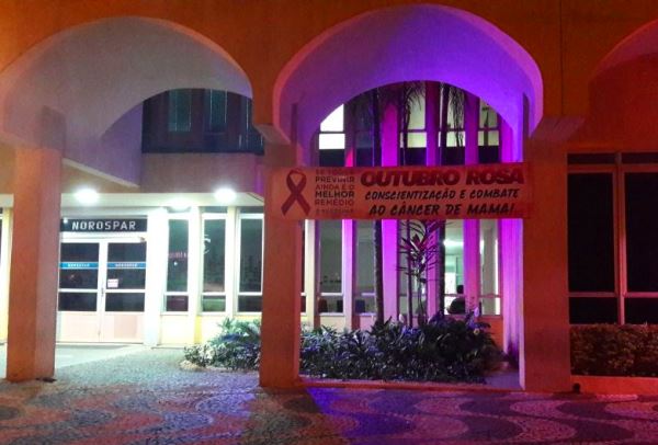 A fachada da Maternidade de Umuarama ganhou fachada rosa